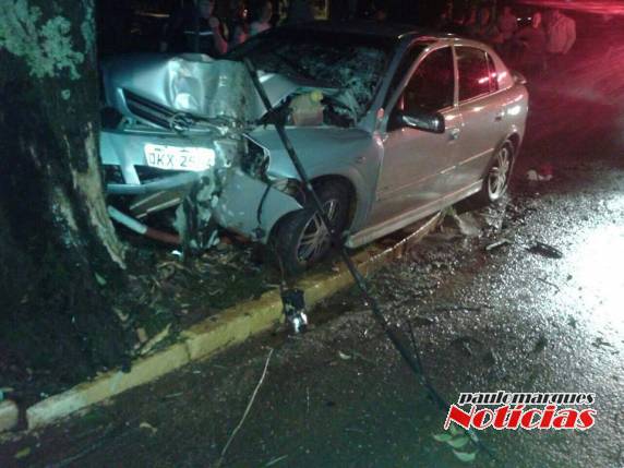 Motorista bate veículo em árvore no centro de Independência - foto 2