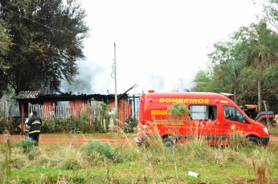 Casa é destruída pelas chamas na beira da ERS 155 em Ijuí - foto 3