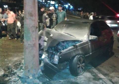 Veículo colide contra
poste de energia elétrica na Avenida Ipiranga na noite deste sábado, em Santo Ângelo - foto 2