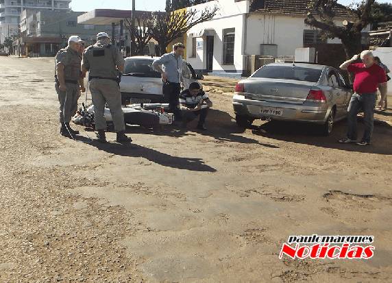 Motoqueiro tem ferimentos leves em colisão de moto e automóvel no centro de Três de Maio - foto 3
