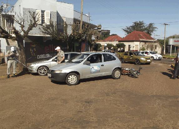 Motoqueiro tem ferimentos leves em colisão de moto e automóvel no centro de Três de Maio - foto 2
