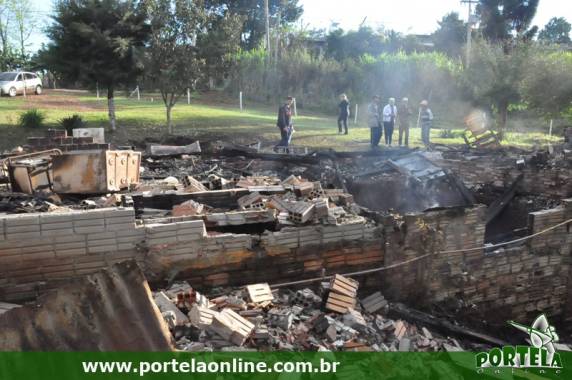 Casal confere prejuízos após incêndio em Tenente
Portela - foto 3