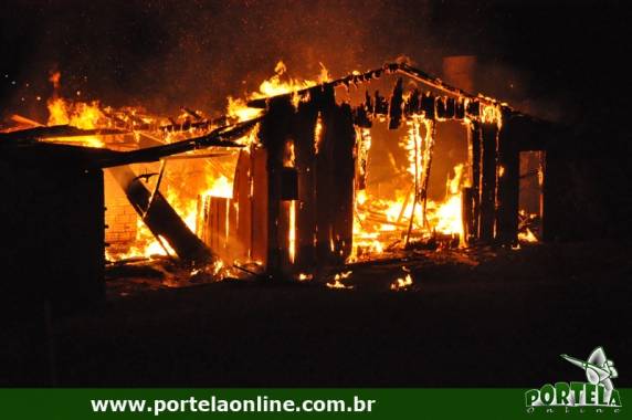 Casal confere prejuízos após incêndio em Tenente
Portela - foto 2