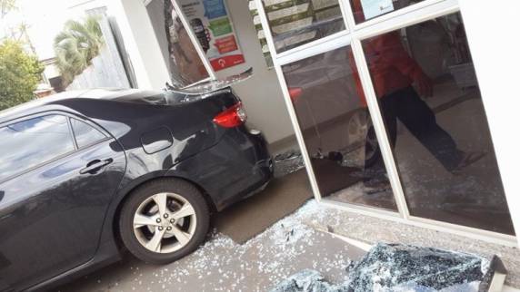 Acidente deixa três feridos e porta de agência bancária danificada em Três Passos - foto 2