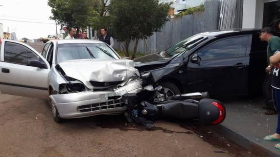 Acidente deixa três feridos e porta de agência bancária danificada em Três Passos - foto 3