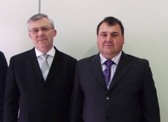 Uma cerimonia que teve início às 17h00 desta terça-feira marcou a diplomação do prefeito Roberto 

Bruinsma e de seu vice na titularidade da prefeitura de Eugênio de Castro. Antes de sua chegada ao local já se registrava a concentração de simpatizantes do novo chefe do executivo