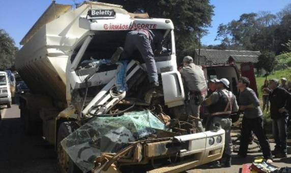 Engavetamento na ERS 324 envolve dois
caminhões e um trator - foto 2