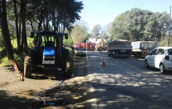 Engavetamento na ERS 324 envolve dois
caminhões e um trator - foto 3