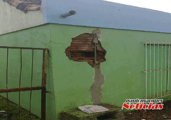 Ninguém ficou ferido no prédio, que fica localizada em frente ao colégio Getúlio Vargas