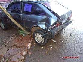 Motorista destrói carro e
foge após acidente em Ijuí - foto 2