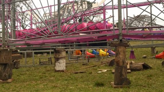 Você levaria seus filhos em um Parque de Diversões onde os brinquedos são apoiados por tocos de madeira?