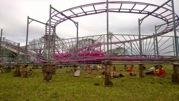 Você levaria seus filhos em um Parque de Diversões onde os brinquedos são apoiados por tocos de madeira?