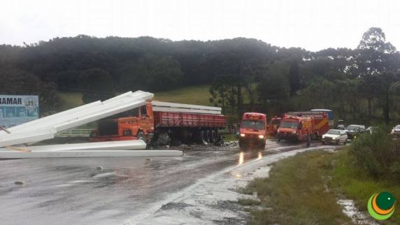 Motorista fica preso as ferragens em acidente no trecho Passo
Fundo/Marau - foto 2