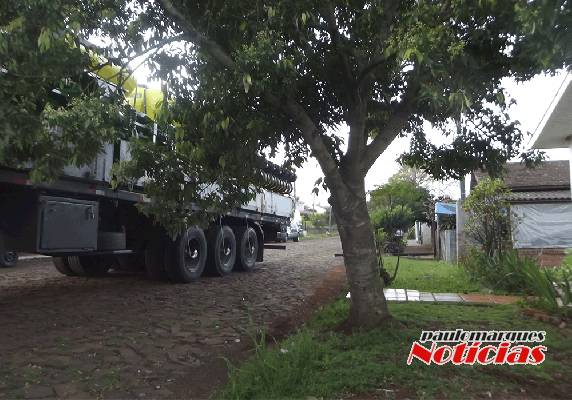 Carga de caminhão enrosca em fios de telefone e danifica residência em Três de Maio - foto 3