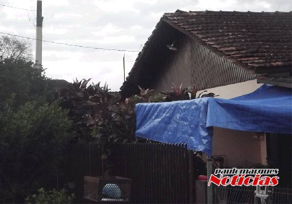 Carga de caminhão enrosca em fios de telefone e danifica residência em Três de Maio - foto 2