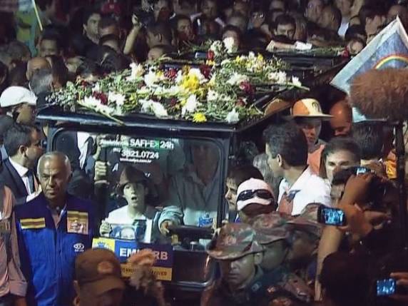 Cerimônias fúnebres reuniram 160 mil pessoas, 

de acordo com PM