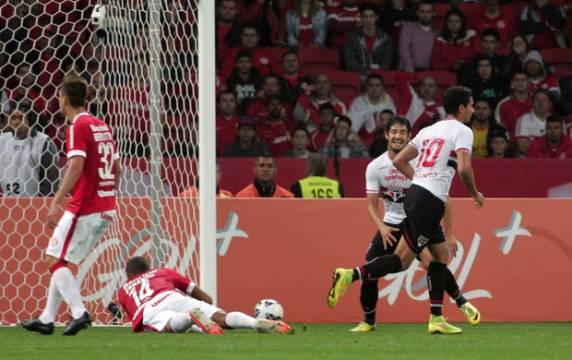 Com gol de Paulo Henrique Ganso, Tricolor supera a defesa do Colorado, invicta havia cinco 

jogos. Time gaúcho desperdiça chance de dormir líder