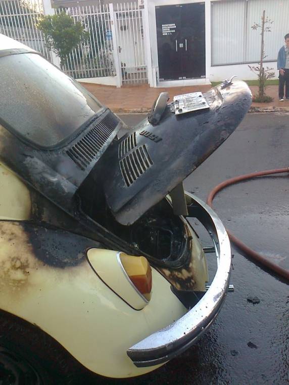Fusca incendeia na Rua Cerro Azul em Horizontina - foto 3