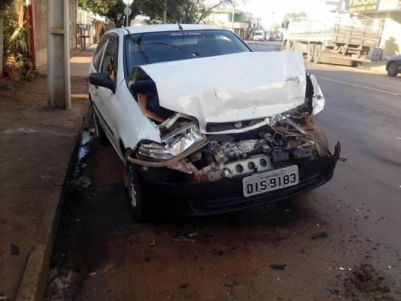 Motorista colide com automóvel em caminhão estacionado, em Santo Ângelo - foto 2