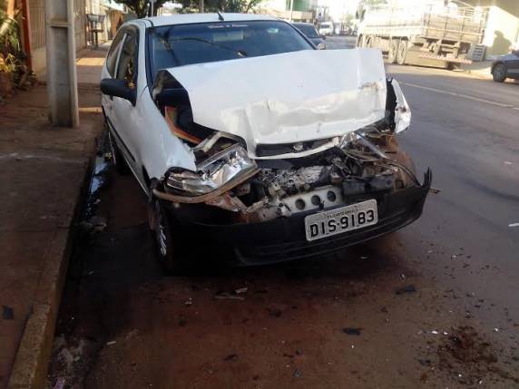 Motorista colide com automóvel em caminhão estacionado, em Santo Ângelo - foto 3