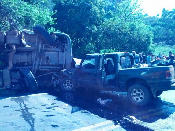 Mulher morre e oito ficam feridos em acidente na BR-386 - foto 2