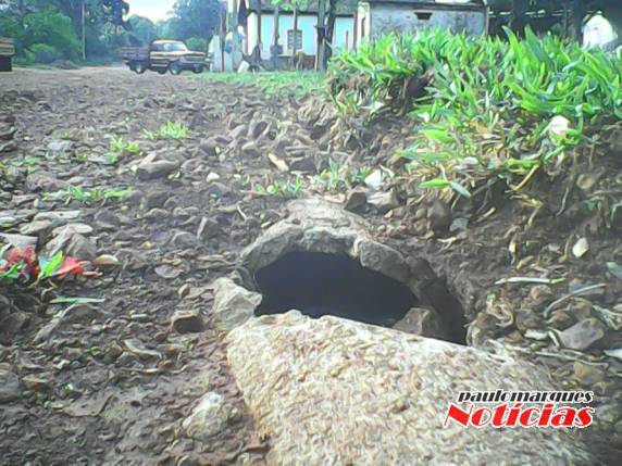 Canos danificados expõem esgoto ao relento na Vila Schardong - foto 2