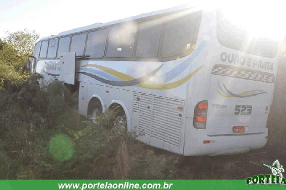 Três passageiros ficam feridos após ônibus sair da pista na ERS-330 em Tenente Portela - foto 3