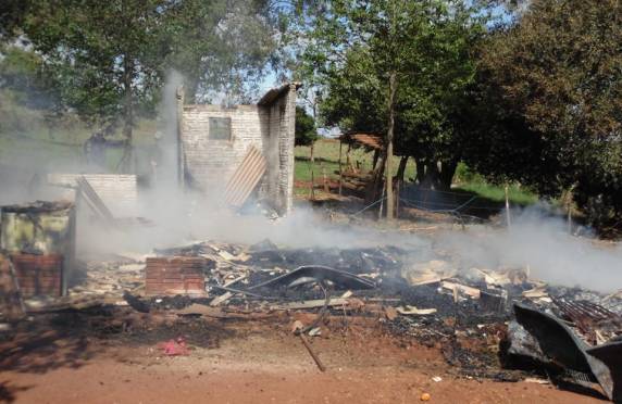 Idosa
morre vitimada por incêndio nesta segunda-feira em Vitória das Missões - foto 3