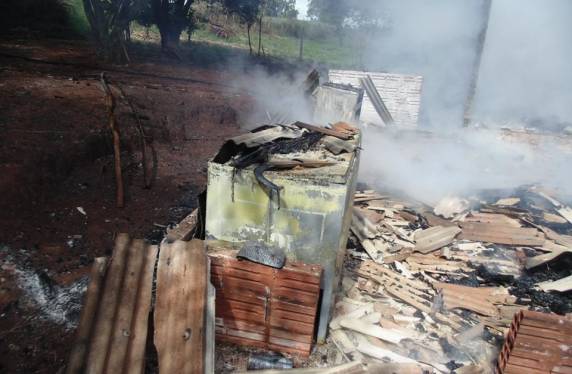 Idosa
morre vitimada por incêndio nesta segunda-feira em Vitória das Missões - foto 2