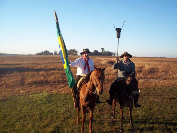 Cavalarianos inhacorenses participam de cavalgada que recebeu a centelha da chama crioula em Cruz Alta - foto 3