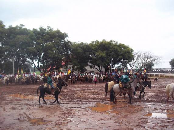 Cavalarianos inhacorenses participam de cavalgada que recebeu a centelha da chama crioula em Cruz Alta - foto 2