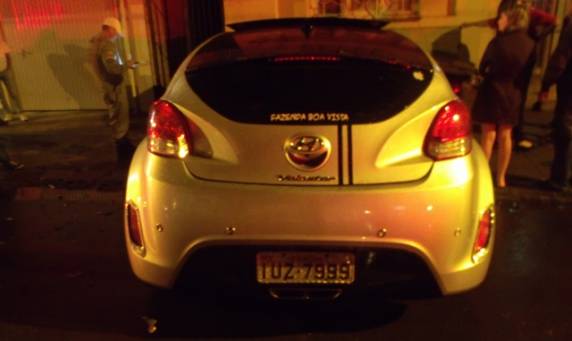 Motorista perde controle de veículo e colide em carro 

estacionado no centro de Santo Ângelo - foto 3