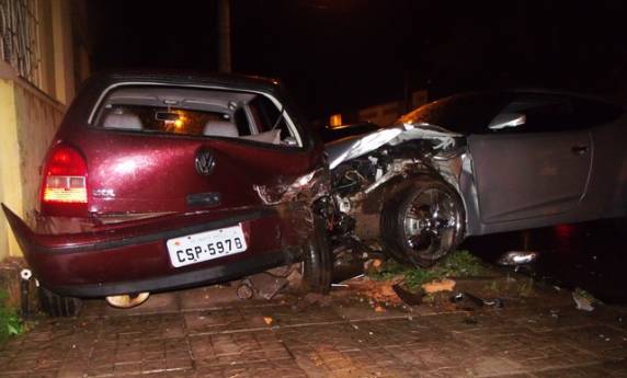 Motorista perde controle de veículo e colide em carro 

estacionado no centro de Santo Ângelo - foto 2