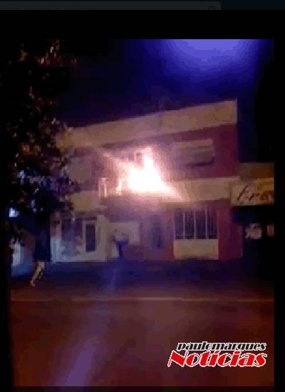 Incêndio atinge um sobrado residencial em Santo Ângelo - foto 3