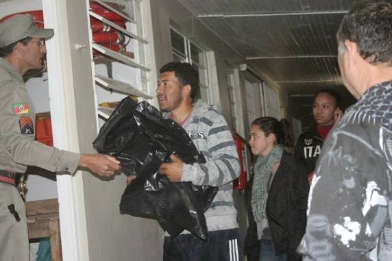 Prefeituras contabilizam prejuízos e distribuem lonas aos moradores