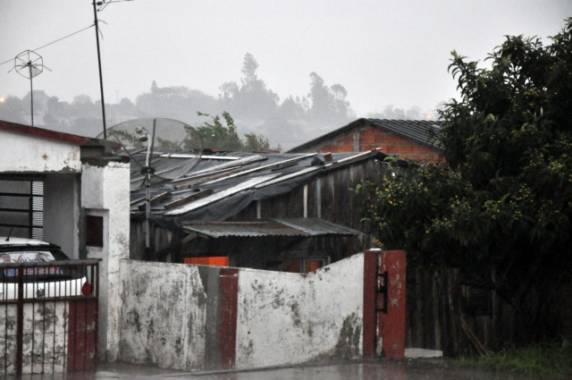 Chuva de granizo destelhou centenas de casas nesta manhã na cidade