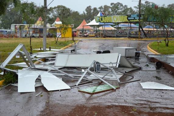Fortes ventos destroem estrutura onde aconteceria shows na ExpoGiruá - foto 2