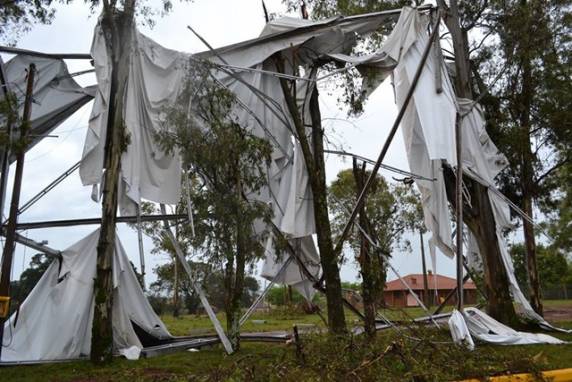 Fortes ventos destroem estrutura onde aconteceria shows na ExpoGiruá - foto 3