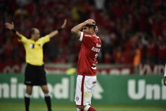 Time de Abel tropeça em casa e 

perde por 3 a 2. Com o resultado, Colorado cai para terceiro no Brasileirão