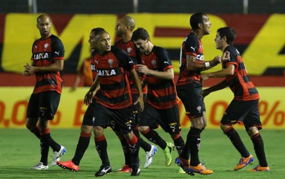 Richarlyson, de falta, e Marcinho, de cabeça, marcam os gols do triunfo que tira o Leão 

da lanterna do Brasileiro. Colorado permanece na 3ª posição