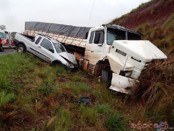 Acidente nesta quinta-feira na BR 158 em Pejuçara envolve
cinco veículos - foto 2
