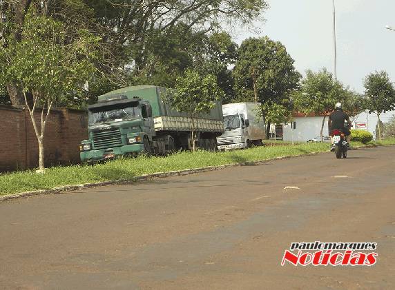 Carretas continuam trafegando
livremente em trajeto proibido da Av. Santa Rosa - foto 3