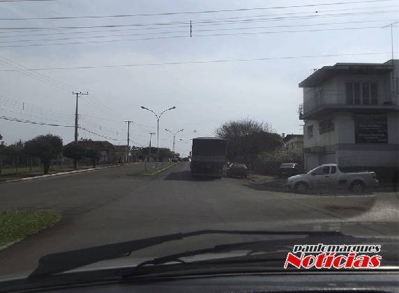 Carretas continuam trafegando
livremente em trajeto proibido da Av. Santa Rosa - foto 2
