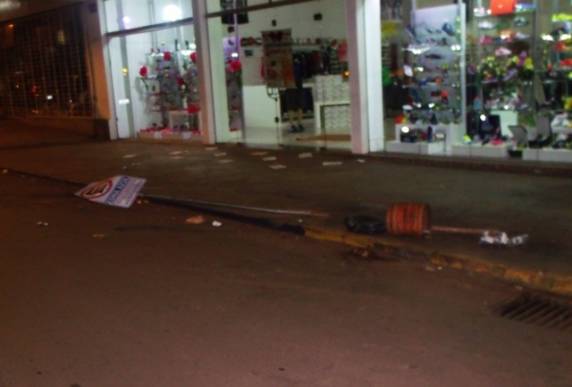 Na madrugada motorista em alta velocidade provoca acidente no centro de Santo Ângelo - foto 2