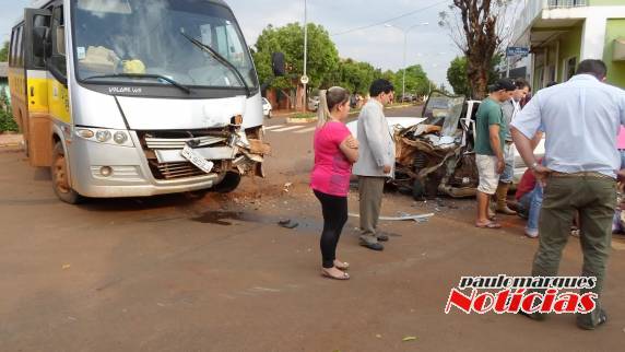 Motorista fica ferido em
acidente no centro de Alegria - foto 2