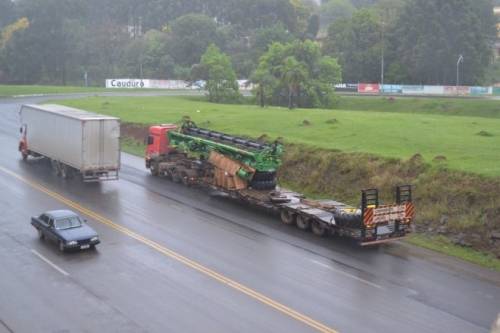 Acidente 

em Xanxerê SC com caminhão que saiu de Horizontina transportando colheitadeira da John Deere - foto 2