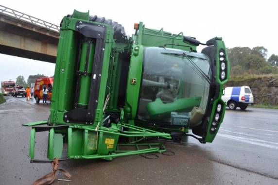 Acidente 

em Xanxerê SC com caminhão que saiu de Horizontina transportando colheitadeira da John Deere - foto 3