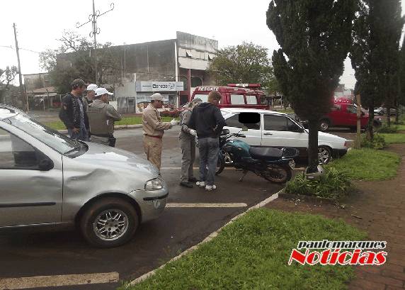 Acidente envolve automóvel e moto no
centro de Três de Maio - foto 2
