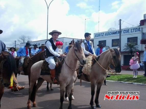 Os desfiles ocorreram na Av. Santa Rosa