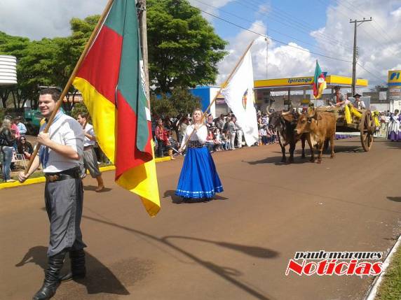 Orgulho gaúcho e brasileiro na avenida em Três de Maio - foto 3
